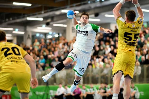 Backngang: 2.HBL - 25 26 - HC Oppenweiler Backnang - HSG Krefeld Nick Fröhlich Froelich (HCOB), Niklas Ingenpass (Krefeld) Backnang Murrtal Arena Baden-Württemberg Deutschland