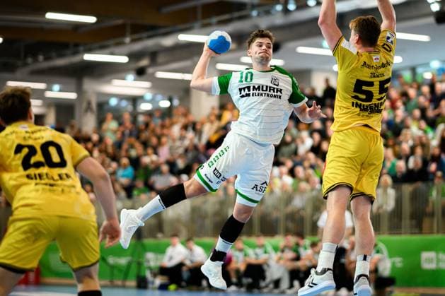 Backngang: 2.HBL - 25 26 - HC Oppenweiler Backnang - HSG Krefeld Nick Fröhlich Froelich (HCOB), Niklas Ingenpass (Krefeld) Backnang Murrtal Arena Baden-Württemberg Deutschland