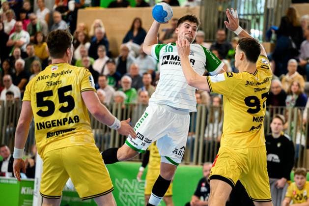Backngang: 2.HBL - 25 26 - HC Oppenweiler Backnang - HSG Krefeld Nick Fröhlich Froelich (HCOB), Matija Mircic (Krefeld) Backnang Murrtal Arena Baden-Württemberg Deutschland