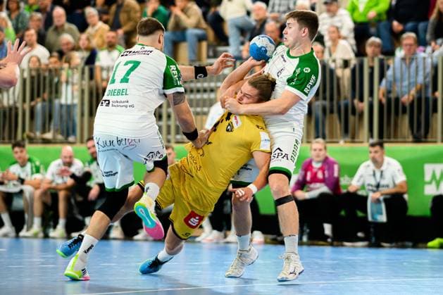 Backngang: 2.HBL - 25 26 - HC Oppenweiler Backnang - HSG Krefeld v.li. Niklas Diebel (HCOB), Joern Persson (Krefeld), Timm Buck (HCOB) Backnang Murrtal Arena Baden-Württemberg Deutschland