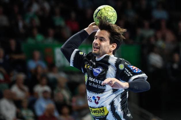 Berlin, 28.09.25, Handball: Bundesliga, Fuechse Berlin - ThSV Eisenach , 6. Spieltag, Max-Schmeling-Halle. Timothy Reichmuth (ThSV Eisenach) wirft den Ball auf das Tor. Fuechse Berlin - ThSV Eisenach