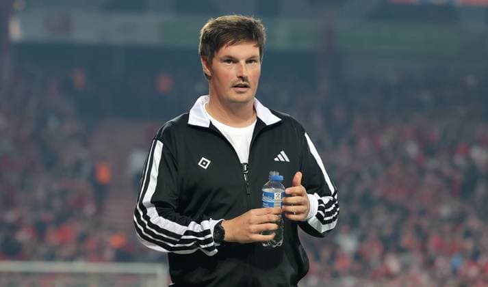 Trainer Merlin Polzin Aktion Oberkörper Fußball Fussball Bundesliga Herren DFL 5. Spieltag Saison 2025 2026 28.09.2025 1.FC Union Berlin FCU vs. Hamburger SV HSV DFL regulations prohibit any use of photographs as image sequences and or quasi-video.