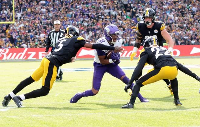 Minnesota Vikings wide receiver Justin Jefferson rushes for a gain against the Pittsburgh Steelers at Croke Park in Dublin, Ireland on Sunday September 28, 2025. The Steelers won the game 24-21.  LON2025092856 HUGOxPHILPOTT