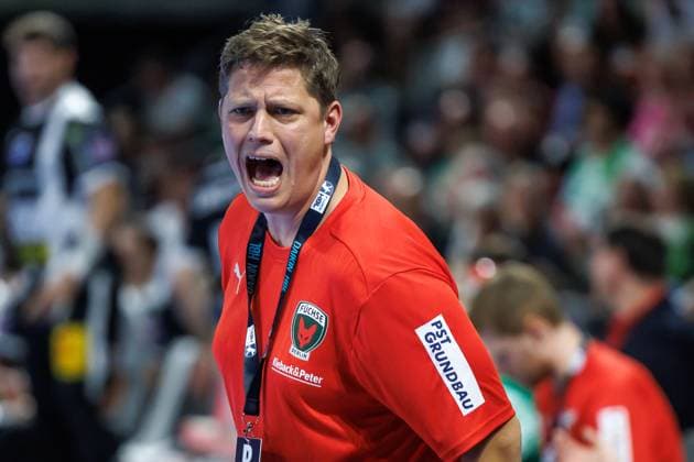 Berlin, 28.09.25, Handball: Bundesliga, Fuechse Berlin - ThSV Eisenach , 6. Spieltag, Max-Schmeling-Halle. Trainer Nicolej Krickau (Fuechse Berlin) steht gestikulierend am Spielfeldrand. Fuechse Berlin - ThSV Eisenach