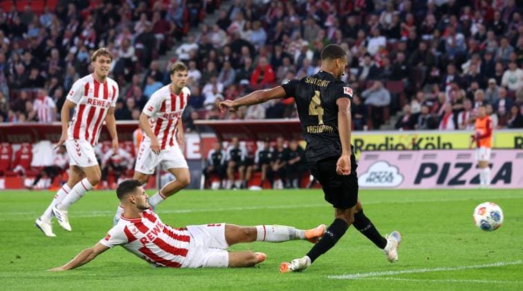 Stuttgart , Bundesliga Fußball 1. FC Köln vs. VfB Stuttgart, Tor zum 1:2, v.l. Tom Krauß (Köln), Torschütze Josha Vagnoman (VfB) Gemäß den Vorgaben der DFL Deutschen Fußball Liga ist es untersagt, in dem Stadion und oder vom Spiel angefertigte Fotoaufnahmen in Form von Sequenzbildern und oder videoähnlichen Fotostrecken zu verwerten bzw. verwerten zu lassen.