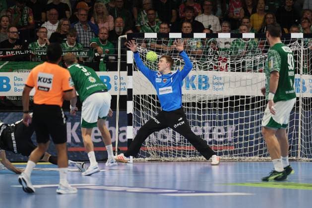 GER HBL Saison 2025 2026 FÜCHSE Berlin vs ThSV Eisenach, 28.09.25, Max-Schmeling-Halle, Berlin, Lasse LUDWIG (Füchse Berlin 1) kann diesen Ball leider nicht abwehren