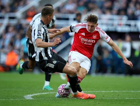 Newcastle United v Arsenal - Premier League Sven Botman of Newcastle United and Viktor Gyokeres of Arsenal challenge during the Premier League match between Newcastle United and Arsenal at St James Park on September 28, 2025 in Newcastle upon Tyne, England. Newcastle upon Tyne St. James Park England United Kingdom Copyright: xEdxSykes Sportsphoto APLx 14136404