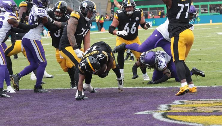 Pittsburgh Steelers running back Kenneth Gainwell scores a touchdown against the Minnesota Vikings at Croke Park in Dublin, Ireland on Sunday September 28, 2025. The Steelers won the gaame 24-21.  LON2025092865 HUGOxPHILPOTT