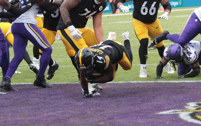 Pittsburgh Steelers running back Kenneth Gainwell scores a touchdown against the Minnesota Vikings at Croke Park in Dublin, Ireland on Sunday September 28, 2025. The Steelers won the gaame 24-21.  LON2025092866 HUGOxPHILPOTT