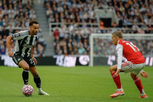 28th September 2025; St James Park, Newcastle, England; Premier League Football, Newcastle United versus Arsenal; Jacob Murphy of Newcastle United runs at Leandro Trossard of Arsenal  CraigxCowan