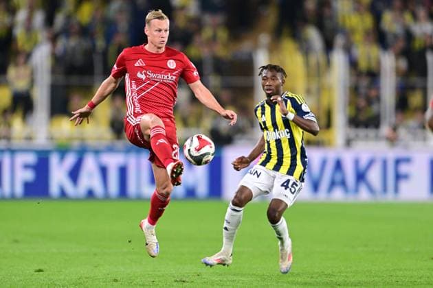 Fenerbahce v Antalyaspor - Turkish Super Lig ISTANBUL, TURKIYE - SEPTEMBER 28: Dorgeles Nene (45) of Fenerbahce in action against Nikola Storm of Antalyaspor during the Trendyol Super Lig week 7 match between Fenerbahce and Antalyaspor at Chobani Stadium in Istanbul, Turkiye on September 28, 2025. Serhat Cagdas Anadolu Istanbul Turkey. Editorial use only. Please get in touch for any other usage.  Copyright: x2025xAnadoluxSerhatxCagdasx
