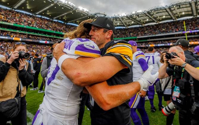 NFL, American Football Herren, USA Week 4, Croke Park, Dublin 28 9 2025 Pittsburgh Steelers vs Minnesota Vikings Vikings™ T.J. Hockenson and Aaron Rodgers of Steelers T.J. Hockenson and Aaron Rodgers 28 9 2025  Copyright: x INPHO JamesxCrombiex JCF20916-CR3