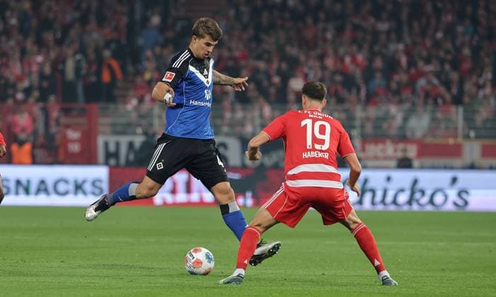 Luka Vuskovic am Ball, Janik Haberer Zweikampf Spielszene Aktion Fußball Fussball Bundesliga Herren DFL 5. Spieltag Saison 2025 2026 28.09.2025 1.FC Union Berlin FCU vs. Hamburger SV HSV DFL regulations prohibit any use of photographs as image sequences and or quasi-video.