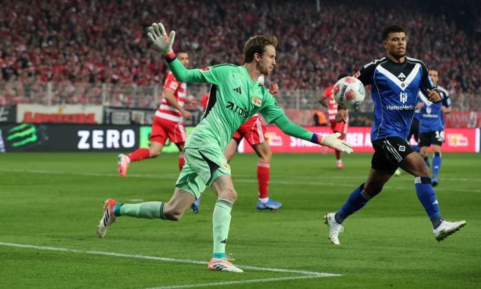 Torwart Frederik Rönnow am Ball, Ransford Königsdörffer Zweikampf Spielszene Aktion Fußball Fussball Bundesliga Herren DFL 5. Spieltag Saison 2025 2026 28.09.2025 1.FC Union Berlin FCU vs. Hamburger SV HSV DFL regulations prohibit any use of photographs as image sequences and or quasi-video.
