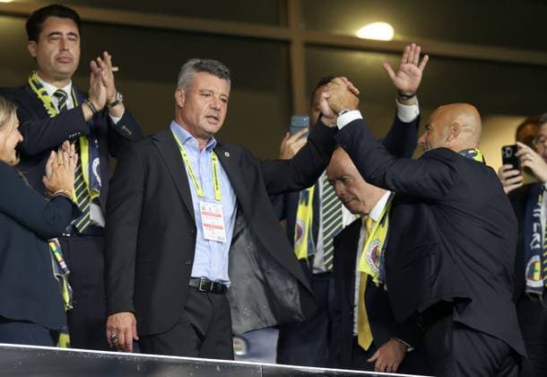 Fenerbahce v Antalyaspor - Turkish Super Lig ISTANBUL, TURKIYE - SEPTEMBER 28: The new Fenerbahce Club President Sadettin Saran greets the fans during the Trendyol Super Lig week 7 match between Fenerbahce and Antalyaspor at Chobani Stadium in Istanbul, Turkiye on September 28, 2025. Ali Atmaca Anadolu Istanbul Turkey. Editorial use only. Please get in touch for any other usage.  Copyright: x2025xAnadoluxAlixAtmacax