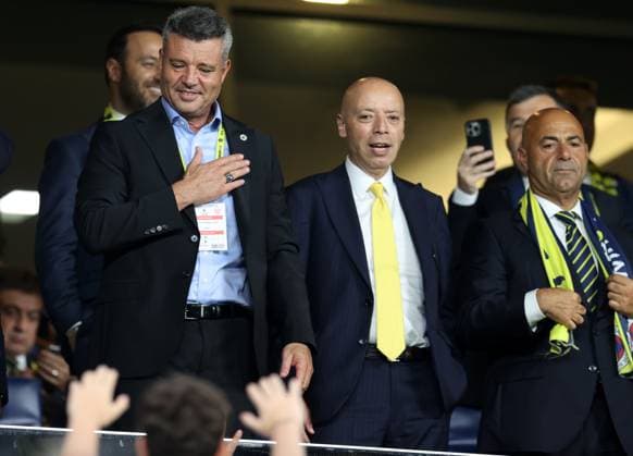 Fenerbahce v Antalyaspor - Turkish Super Lig ISTANBUL, TURKIYE - SEPTEMBER 28: The new Fenerbahce Club President Sadettin Saran greets the fans during the Trendyol Super Lig week 7 match between Fenerbahce and Antalyaspor at Chobani Stadium in Istanbul, Turkiye on September 28, 2025. Ali Atmaca Anadolu Istanbul Turkey. Editorial use only. Please get in touch for any other usage.  Copyright: x2025xAnadoluxAlixAtmacax