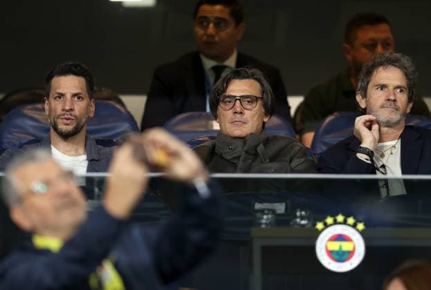 Fenerbahce v Antalyaspor - Turkish Super Lig ISTANBUL, TURKIYE - SEPTEMBER 28: Head Coach of Turkish National Football team Vincenzo Montella follows the Trendyol Super Lig week 7 match between Fenerbahce and Antalyaspor at Chobani Stadium in Istanbul, Turkiye on September 28, 2025. Ali Atmaca Anadolu Istanbul Turkey. Editorial use only. Please get in touch for any other usage.  Copyright: x2025xAnadoluxAlixAtmacax