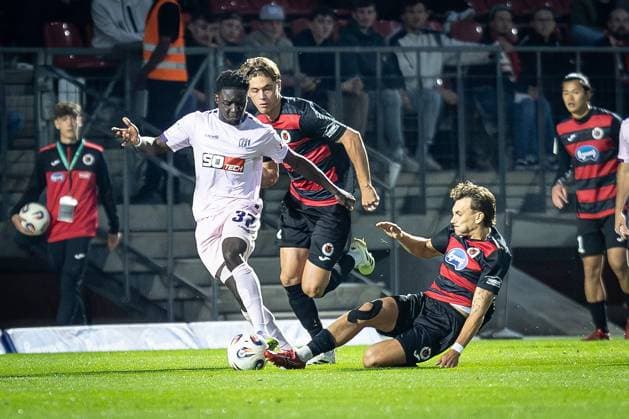 3. Liga: FC Viktoria Köln - VfL Osnabrück, 28.09.2025 Ismail Badjie (VfL Osnabrück, 37) und Florian Engelhardt (Viktoria Köln, 8) ; Köln, 28.09.2025, 8. Spieltag der 3. Fußball-Liga, FC Viktoria Köln - VfL Osnabrück im Sportpark Hoehenberg in Köln. Die DFL-Bestimmungen verbieten die Verwendung von Fotografien als Bildsequenzen und oder Quasi-Videos. Copyright: xBEAUTIFULxSPORTS LeahxKohringx