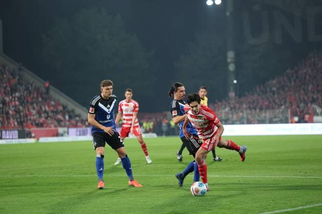 1. Fußball Bundesliga Union Berlin - Hamburger SV 11m, Elfmeter für Union Berlin, Anna Aehling (Union Berlin 4) wird gefoult von Philippe Rayan (HSV 14), während der Begegnung in der 1. Fußball Bundesliga Union Berlin - Hamburger SV in Berlin, Stadion An der alten Försterei , am 28.09.2025. DFB regulations prohibit any use of photographs as image sequences and or quasi video. Copyright: xBEAUTIFULxSPORTS Frankex