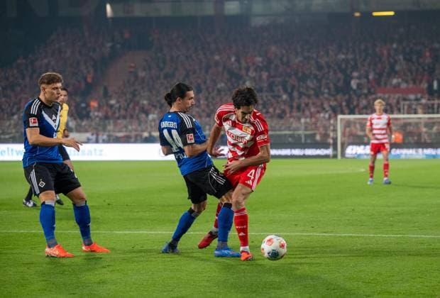 Fußball, Herren, Saison 2025 2026, 1. Bundesliga (5. Spieltag), 1. FC Union Berlin - Hamburger SV, v. l. Nicolai Remberg (Hamburger SV), Rayan Philippe (Hamburger SV) foult Diogo Leite (1. FC Union Berlin), es gibt Elfmeter, 28.09.2025, Copyright: xMatthiasxKochx