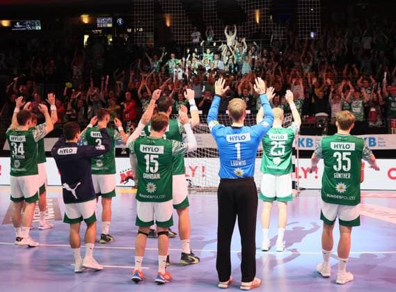 GER HBL Saison 2025 2026 FÜCHSE Berlin vs ThSV Eisenach, 28.09.25, Max-Schmeling-Halle, Berlin, Dank an die Fans, Team FÜCHSE Berlin, Jubel, Emotionen