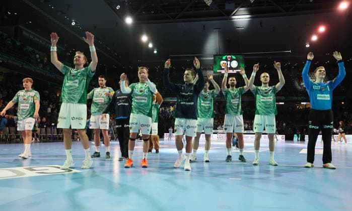 GER HBL Saison 2025 2026 FÜCHSE Berlin vs ThSV Eisenach, 28.09.25, Max-Schmeling-Halle, Berlin, Dank an die Fans, Team FÜCHSE Berlin, Jubel, Emotionen