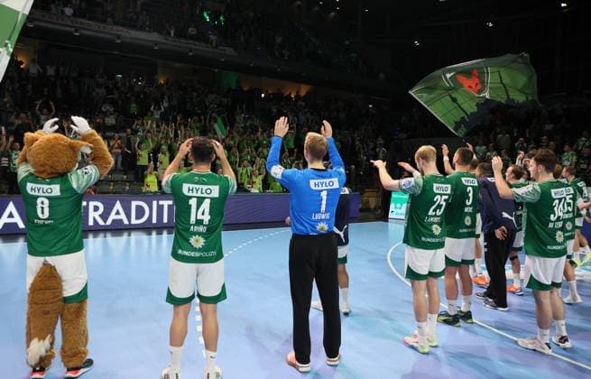 GER HBL Saison 2025 2026 FÜCHSE Berlin vs ThSV Eisenach, 28.09.25, Max-Schmeling-Halle, Berlin, Dank an die Fans, Team FÜCHSE Berlin, Jubel, Emotionen