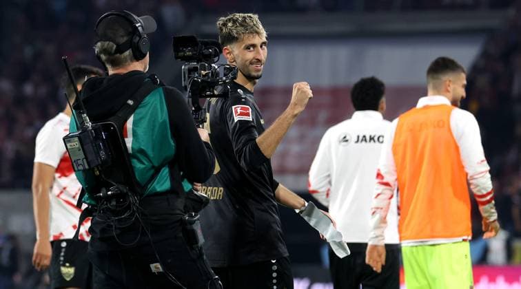 Stuttgart , Bundesliga Fußball 1. FC Köln vs. VfB Stuttgart, Atakan Karazor (VfB) jubelt in die Fernsehkamera Gemäß den Vorgaben der DFL Deutschen Fußball Liga ist es untersagt, in dem Stadion und oder vom Spiel angefertigte Fotoaufnahmen in Form von Sequenzbildern und oder videoähnlichen Fotostrecken zu verwerten bzw. verwerten zu lassen.