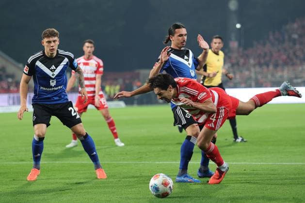 1. Fußball Bundesliga Union Berlin - Hamburger SV 11m, Elfmeter für Union Berlin, Diogo Leite (Union Berlin 4) wird gefoult von Philippe Rayan (HSV 14), während der Begegnung in der 1. Fußball Bundesliga Union Berlin - Hamburger SV in Berlin, Stadion An der alten Försterei , am 28.09.2025. DFB regulations prohibit any use of photographs as image sequences and or quasi video. Copyright: xBEAUTIFULxSPORTS Frankex