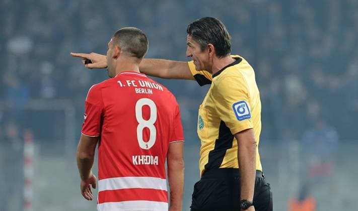 Schiedsrichter Deniz Aytekin redet mit Rani Khedira Fußball Fussball Bundesliga Herren DFL 5. Spieltag Saison 2025 2026 28.09.2025 1.FC Union Berlin FCU vs. Hamburger SV HSV DFL regulations prohibit any use of photographs as image sequences and or quasi-video.