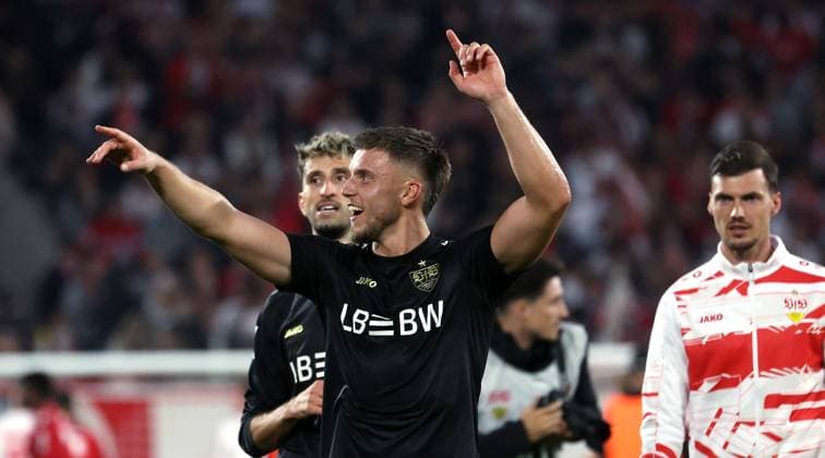 Stuttgart , Bundesliga Fußball 1. FC Köln vs. VfB Stuttgart, Ermedin Demirovic (VfB) freut sich über den Sieg Gemäß den Vorgaben der DFL Deutschen Fußball Liga ist es untersagt, in dem Stadion und oder vom Spiel angefertigte Fotoaufnahmen in Form von Sequenzbildern und oder videoähnlichen Fotostrecken zu verwerten bzw. verwerten zu lassen.