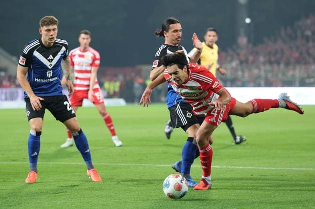1. Fußball Bundesliga Union Berlin - Hamburger SV 11m, Elfmeter für Union Berlin, Diogo Leite (Union Berlin 4) wird gefoult von Philippe Rayan (HSV 14), während der Begegnung in der 1. Fußball Bundesliga Union Berlin - Hamburger SV in Berlin, Stadion An der alten Försterei , am 28.09.2025. DFB regulations prohibit any use of photographs as image sequences and or quasi video. Copyright: xBEAUTIFULxSPORTS Frankex