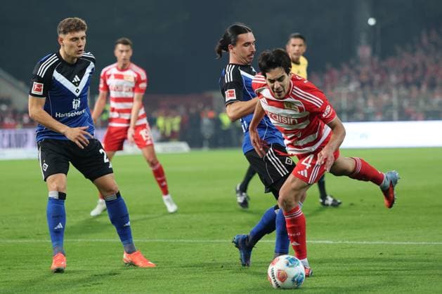 1. Fußball Bundesliga Union Berlin - Hamburger SV 11m, Elfmeter für Union Berlin, Diogo Leite (Union Berlin 4) wird gefoult von Philippe Rayan (HSV 14), während der Begegnung in der 1. Fußball Bundesliga Union Berlin - Hamburger SV in Berlin, Stadion An der alten Försterei , am 28.09.2025. DFB regulations prohibit any use of photographs as image sequences and or quasi video. Copyright: xBEAUTIFULxSPORTS Frankex