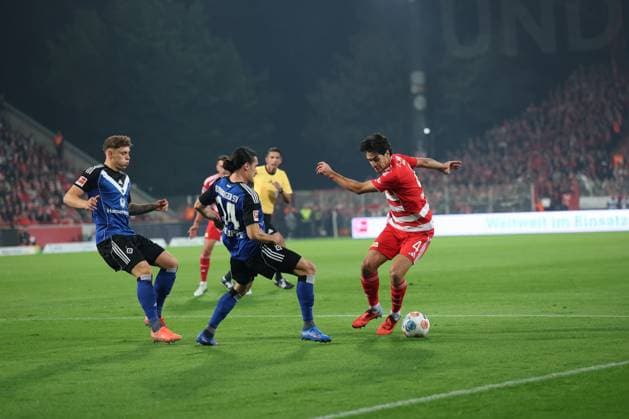 1. Fußball Bundesliga Union Berlin - Hamburger SV 11m, Elfmeter für Union Berlin, Diogo Leite (Union Berlin 4) wird gefoult von Philippe Rayan (HSV 14), während der Begegnung in der 1. Fußball Bundesliga Union Berlin - Hamburger SV in Berlin, Stadion An der alten Försterei , am 28.09.2025. DFB regulations prohibit any use of photographs as image sequences and or quasi video. Copyright: xBEAUTIFULxSPORTS Frankex