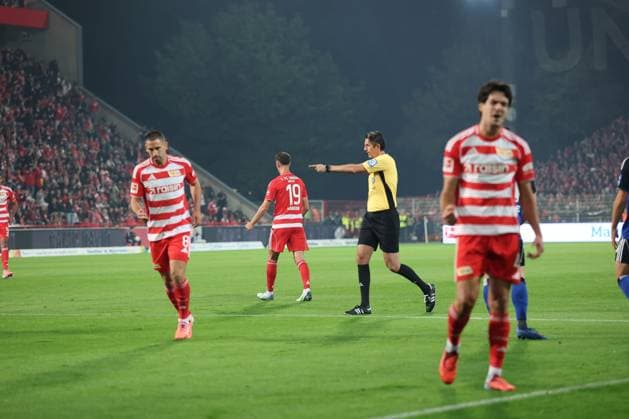 1. Fußball Bundesliga Union Berlin - Hamburger SV Schiedsrichter Deniz Aytekin zeig auf den Elfmeterpunkt nach Foul an Diogo Leite (Union Berlin 4), während der Begegnung in der 1. Fußball Bundesliga Union Berlin - Hamburger SV in Berlin, Stadion An der alten Försterei , am 28.09.2025. DFB regulations prohibit any use of photographs as image sequences and or quasi video. Copyright: xBEAUTIFULxSPORTS Frankex