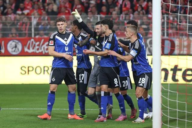 28.09.2025, xtgx, Fussball 1. Bundesliga, 1. FC Union Berlin - Hamburger SV emspor, v.l. Daniel Heuer Fernandes (HSV, 1) jubelt über gehaltenen Elfmeter (DFL DFB REGULATIONS PROHIBIT ANY USE OF PHOTOGRAPHS as IMAGE SEQUENCES and or QUASI-VIDEO) Berlin