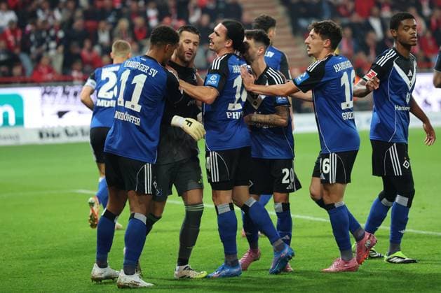 1. Fußball Bundesliga Union Berlin - Hamburger SV Torwart Daniel Heuer Fernandes (HSV 1) hält den 11m und wird gefeiert von Königsdörffer Ransford-Yeboah (HSV 11) , Philippe Rayan (HSV 14) , Mikelbrencis William (HSV 2) und Gocholeishvili Giorgi (HSV 16) , während der Begegnung in der 1. Fußball Bundesliga Union Berlin - Hamburger SV in Berlin, Stadion An der alten Försterei , am 28.09.2025. DFB regulations prohibit any use of photographs as image sequences and or quasi video. Copyright: xBEAUTIFULxSPORTS Frankex