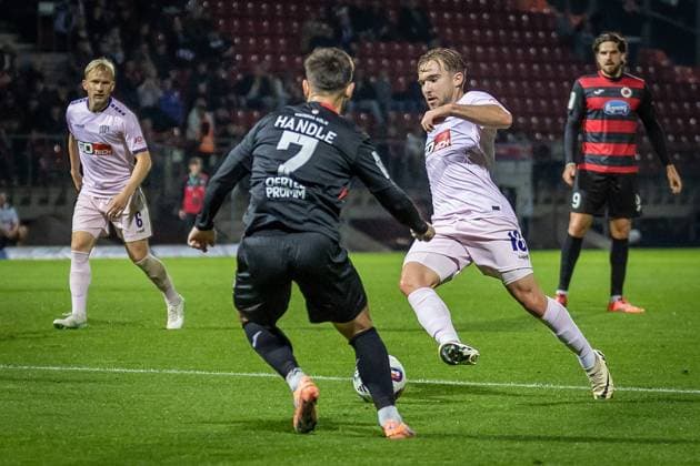 3. Liga: FC Viktoria Köln - VfL Osnabrück, 28.09.2025 Simon Handle (Viktoria Köln, 7) und Lars Kehl (VfL Osnabrück, 18) ; Köln, 28.09.2025, 8. Spieltag der 3. Fußball-Liga, FC Viktoria Köln - VfL Osnabrück im Sportpark Hoehenberg in Köln. Die DFL-Bestimmungen verbieten die Verwendung von Fotografien als Bildsequenzen und oder Quasi-Videos. Copyright: xBEAUTIFULxSPORTS LeahxKohringx