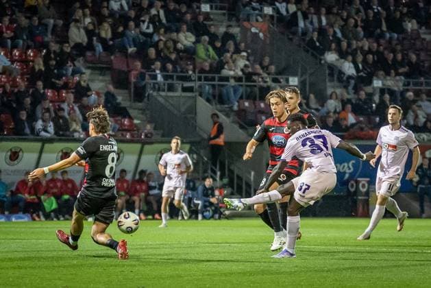 3. Liga: FC Viktoria Köln - VfL Osnabrück, 28.09.2025 Torschuss von Ismail Badjie (VfL Osnabrück, 37) ; Köln, 28.09.2025, 8. Spieltag der 3. Fußball-Liga, FC Viktoria Köln - VfL Osnabrück im Sportpark Hoehenberg in Köln. Die DFL-Bestimmungen verbieten die Verwendung von Fotografien als Bildsequenzen und oder Quasi-Videos. Copyright: xBEAUTIFULxSPORTS LeahxKohringx