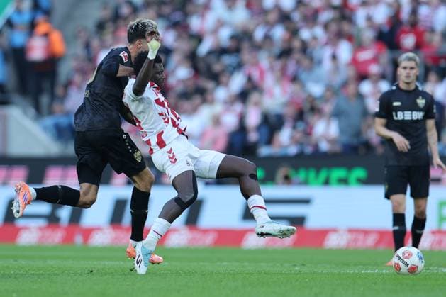 GER, 1.FBL, 1. FC Koeln vs. VfB Stuttgart 28.09.2025, Rheinenergie Stadion, Koeln, GER, 1.FBL, 1. FC Koeln vs. VfB Stuttgart, im Bild: Atakan Karazor (VfB Stuttgart 16), im Zweikampf gegen Ragnar Ache (FC Koeln 9),