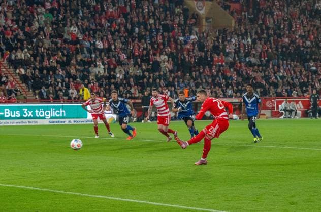 Fußball, Herren, Saison 2025 2026, 1. Bundesliga (5. Spieltag), 1. FC Union Berlin - Hamburger SV, Andrej Ilic (1. FC Union Berlin) per Elfmeter an Torwart Daniel Heuer Fernandes (nicht im Bild, Hamburger SV), 28.09.2025, Copyright: xMatthiasxKochx