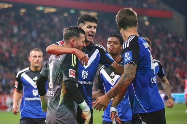 Berlin, Deutschland, 28.09.2025: Stadion Alte Försterei: 5. Spieltag, Saison 2025 26, 1. Fußball-Bundesliga: Union Berlin - Hamburger SV: Daniel Heuer Fernandes (01, Hamburger SV) pariert in der 10. Minute einen Elfmeter und wird von seinen Mannschaftskollegen beglückwünscht Copyright: xdtsxNachrichtenagenturx dts_85140