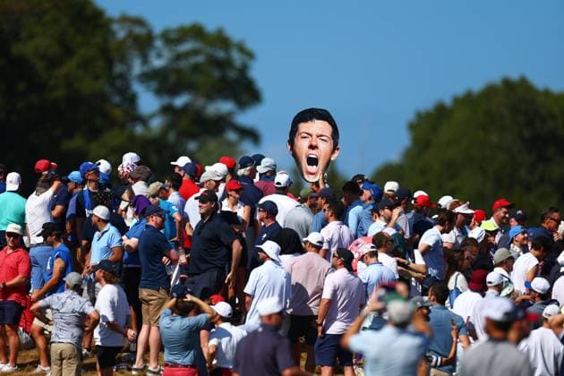 Sport Themen der Woche KW 39 Fan holding a cutout of Rory McIlroy of Team Europe 2025 Ryder Cup, Day Three, Singles, Golf, Bethpage Black Golf Course, New York, USA - 28 Sep 2025New York Bethpage Black Golf Course New York (NY) United States of America EDITORIAL USE ONLY No use with unauthorised audio, video, data, fixture lists, club league logos or live services. Online in-match use limited to 120 images, no video emulation. No use in betting, games or single club league player publications.  Copyright: xJamesxMarsh Shutterstockx 15500197ay