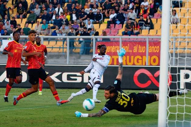 CALCIO - Serie A - US Lecce vs Bologna FC Jonathan Rowe of Bologna FC and Wladimiro Falcone of US Lecce during US Lecce vs Bologna FC, Italian soccer Serie A match in Lecce, Italy, September 28 2025 Lecce Italy  Copyright: xIPAxSport ABACAx