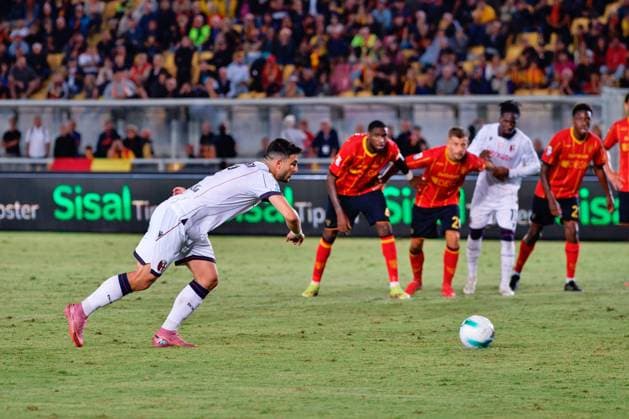 CALCIO - Serie A - US Lecce vs Bologna FC Riccardo Orsolini of Bologna score the goal on penalty during US Lecce vs Bologna FC, Italian soccer Serie A match in Lecce, Italy, September 28 2025 Lecce Italy  Copyright: xIPAxSport ABACAx