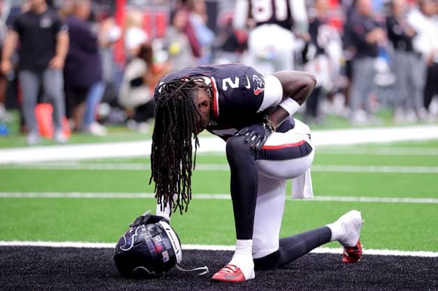 September 28, 2025, Houston, Texas, U.S: Houston Texans safety Calen Bullock (2) kneels in the end zone prior to the NFL, American Football Herren, USA game between the Houston Texans and the Tennessee Titans at NRG Stadium in Houston, TX on September 28, 2025. Houston U.S - ZUMAw137 20250928_aap_w137_012 Copyright: xErikxWilliamsx