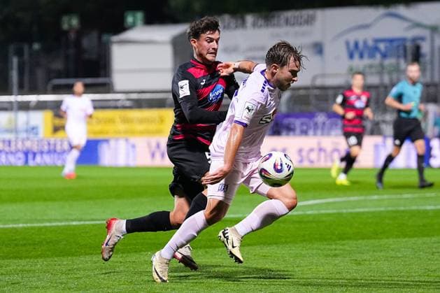 28.09.2025, xydrx, Fußball, 3.Liga, Viktoria Köln - VFL Osnabrück, Saison 2025 2026, Sportpark Höhenberg: Leonhard Muenst (Viktoria Köln 5) im Zweikampf gegen Lars Kehl (VFL Osnabrück 18) DFB regulations prohibit any use of photographs as image sequences and or quasi-video. Nordrhein-Westfahlen Deutschland