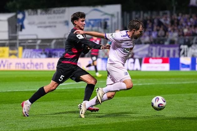 28.09.2025, xydrx, Fußball, 3.Liga, Viktoria Köln - VFL Osnabrück, Saison 2025 2026, Sportpark Höhenberg: Leonhard Muenst (Viktoria Köln 5) im Zweikampf gegen Lars Kehl (VFL Osnabrück 18) DFB regulations prohibit any use of photographs as image sequences and or quasi-video. Nordrhein-Westfahlen Deutschland