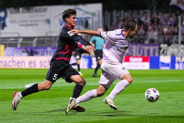 28.09.2025, xydrx, Fußball, 3.Liga, Viktoria Köln - VFL Osnabrück, Saison 2025 2026, Sportpark Höhenberg: Leonhard Muenst (Viktoria Köln 5) im Zweikampf gegen Lars Kehl (VFL Osnabrück 18) DFB regulations prohibit any use of photographs as image sequences and or quasi-video. Nordrhein-Westfahlen Deutschland