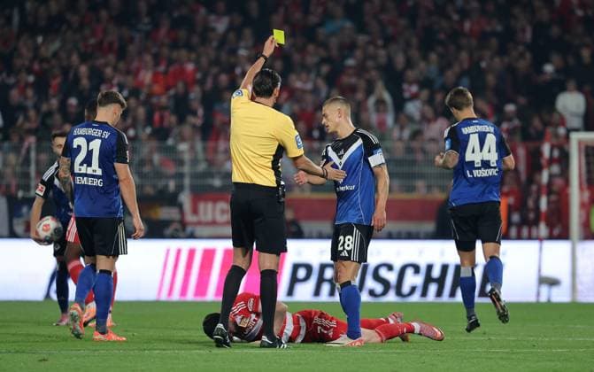 Schiedsrichter Deniz Aytekin gelbe Karte für Miro Muheim Fußball Fussball Bundesliga Herren DFL 5. Spieltag Saison 2025 2026 28.09.2025 1.FC Union Berlin FCU vs. Hamburger SV HSV DFL regulations prohibit any use of photographs as image sequences and or quasi-video.